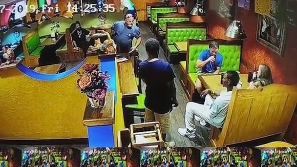 Страшен бой между полицай и афроамериканци в кръчма (ВИДЕО)