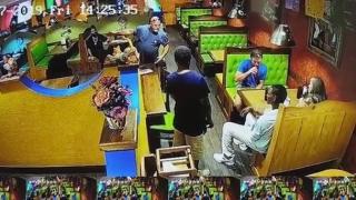 Страшен бой между полицай и афроамериканци в кръчма (ВИДЕО)