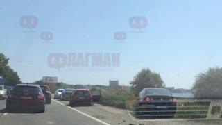 Верижна катастрофа направи километрична тапа на пътя към Поморие (СНИМКИ) 