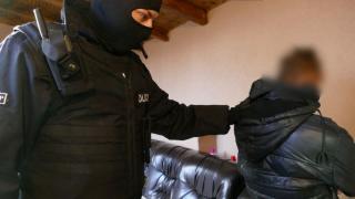 Маскирани спецполицаи с автомати удариха известна фигура от ъндърграунда!