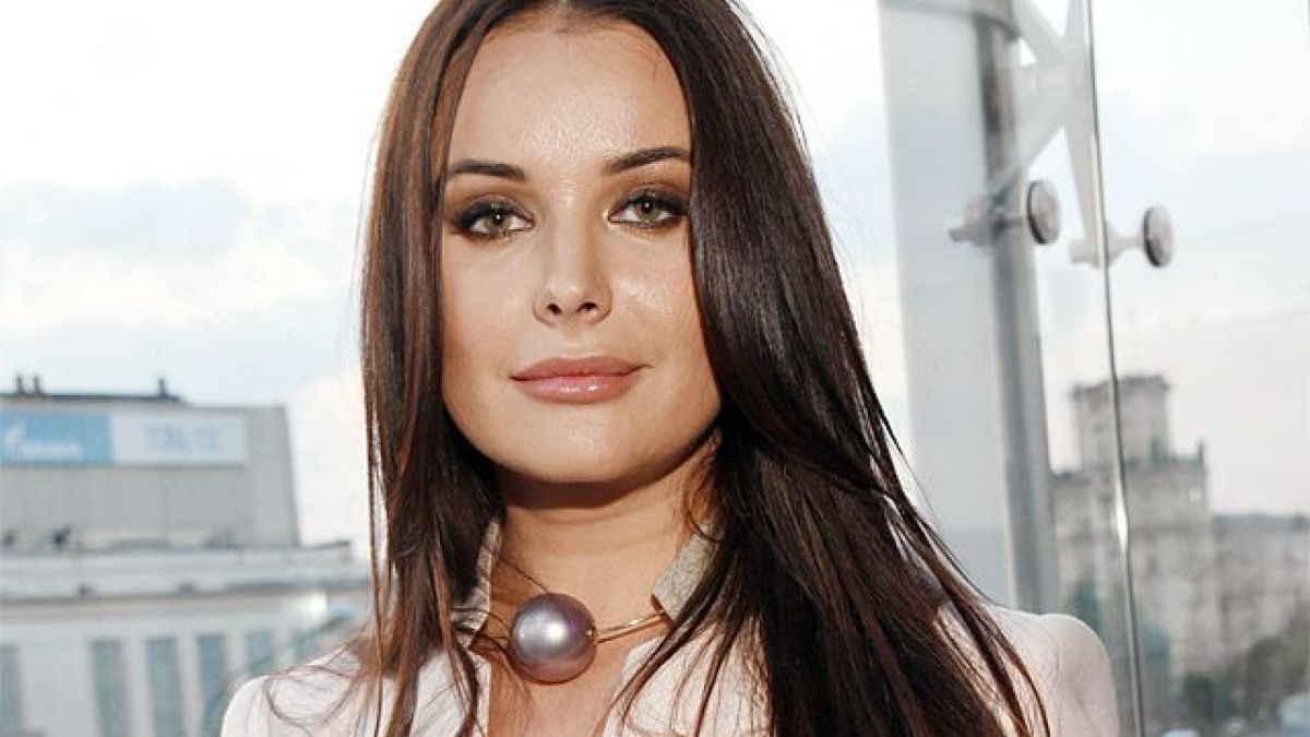 Бившата "Мис Вселена" се показа в прелестна рокля без бельо (СНИМКИ)