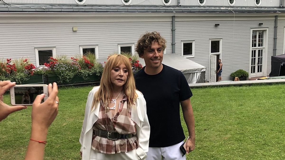 Алла Пугачова събра очите на всички с къси бели шортички ВИДЕО