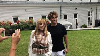 Алла Пугачова събра очите на всички с къси бели шортички ВИДЕО