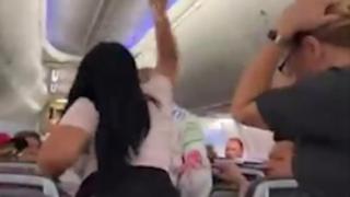 Ревнива жена наказа брутално приятеля си пред пътниците в самолет ВИДЕО