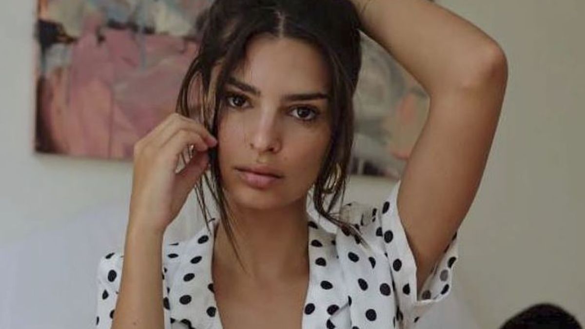 Емили Ратайковски позира топлес и нагорещи мрежата СНИМКИ 18+  