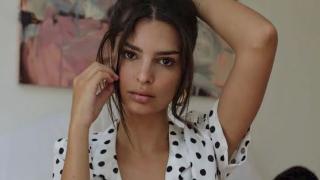 Емили Ратайковски позира топлес и нагорещи мрежата СНИМКИ 18+  