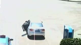 Таксиджия спаси зрелищно жена и две деца на пътя ВИДЕО