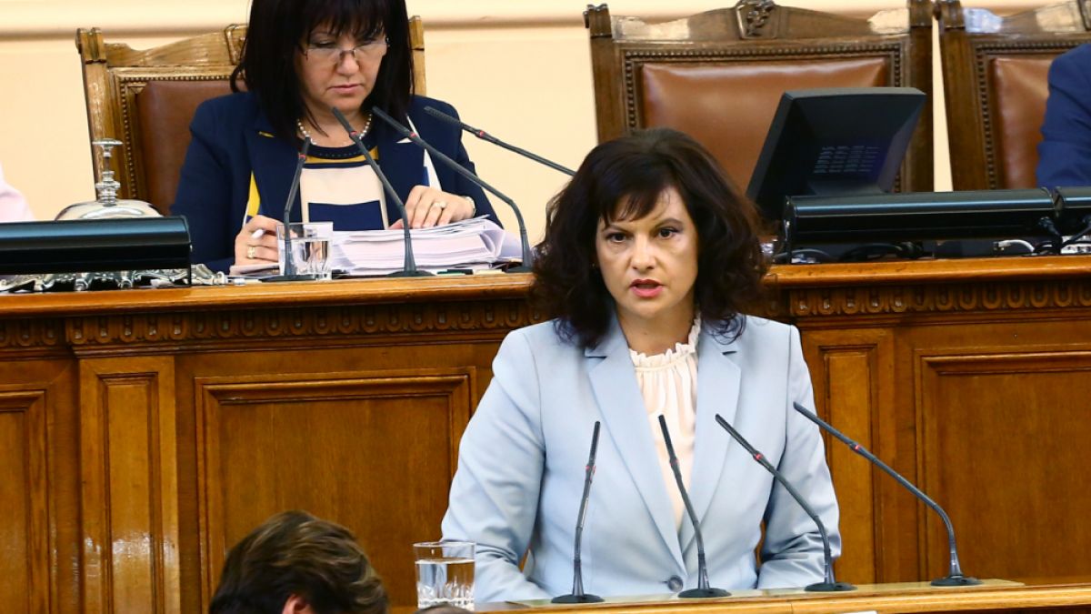 Дариткова попари БСП след проваления вот на недоверие