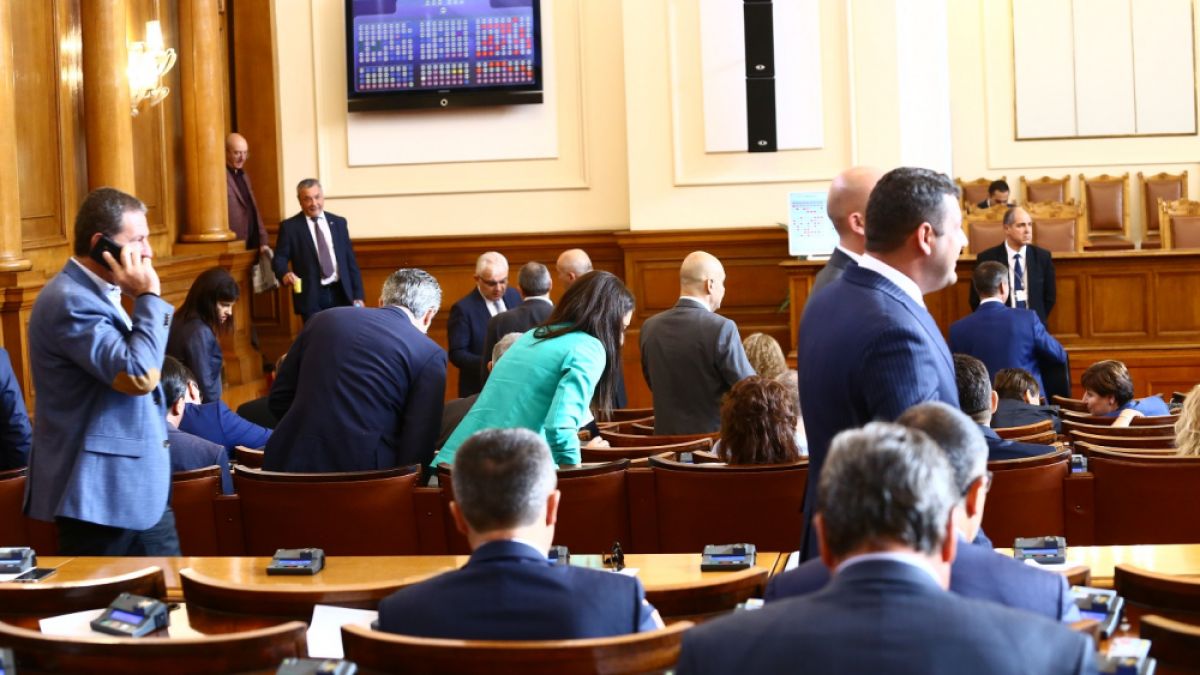 Кои се скатаха от гласуване и не мина актуализацията на пенсиите в парламента