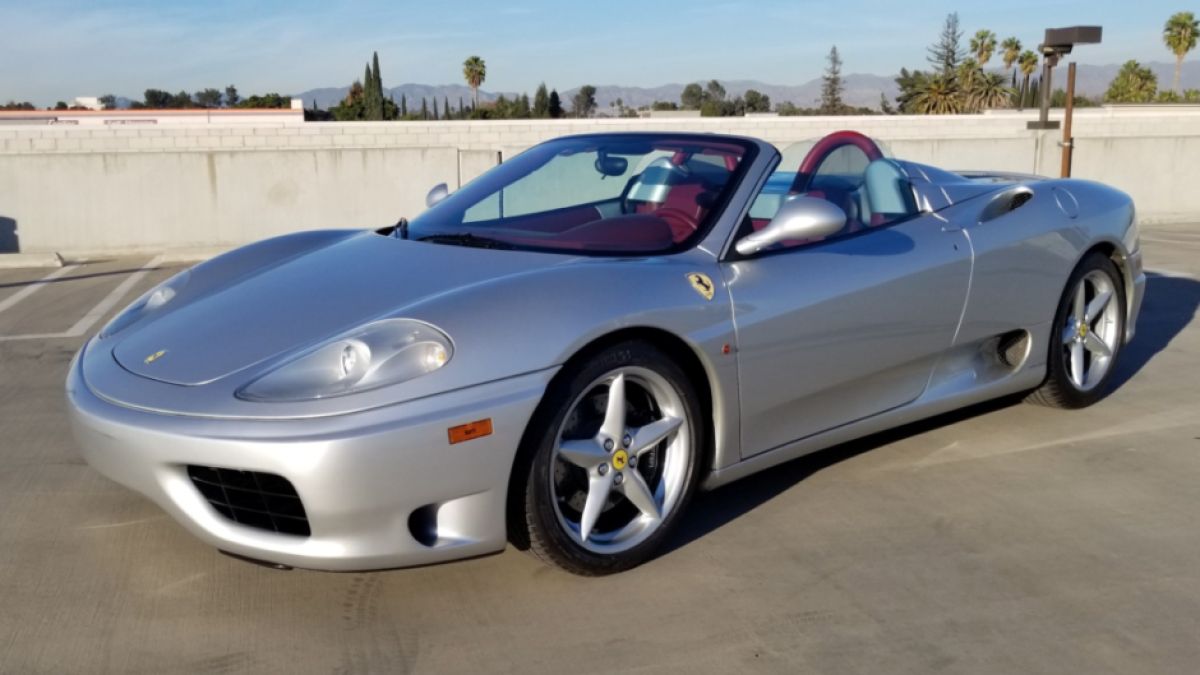 Ужасно: Ето как унищожават контрабандно Ferrari 360 Spider в Манила ВИДЕО