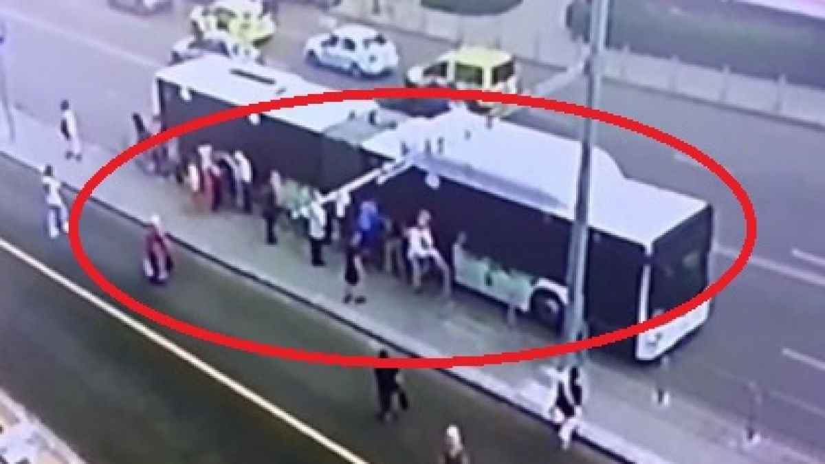 Кадър от спирка в центъра на София ошашави мрежата