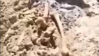 Зловещо! Деца откриха човешки кости на плажа в Китен (ВИДЕО)