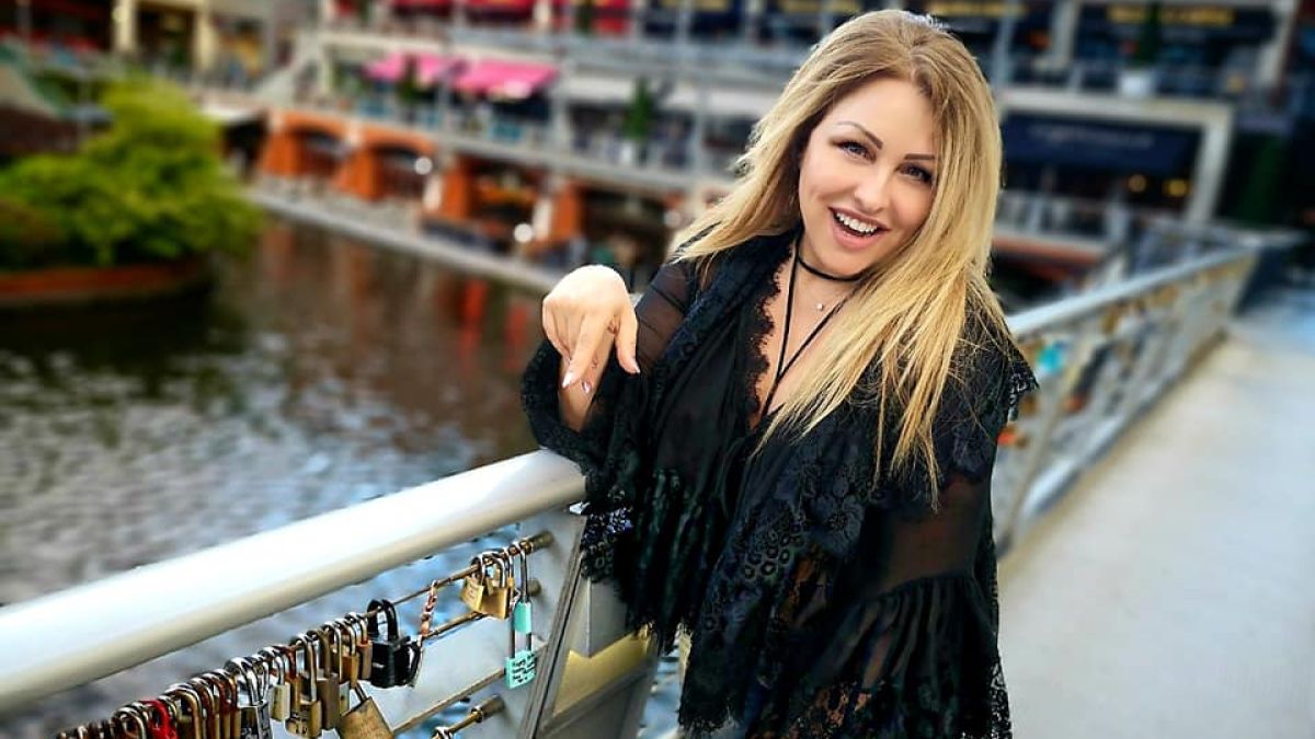 Фолкпевицата Рени си изсмуква тлъстините 