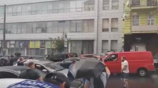 Бият Порошенко в Киев след разпит за корупция! ВИДЕО