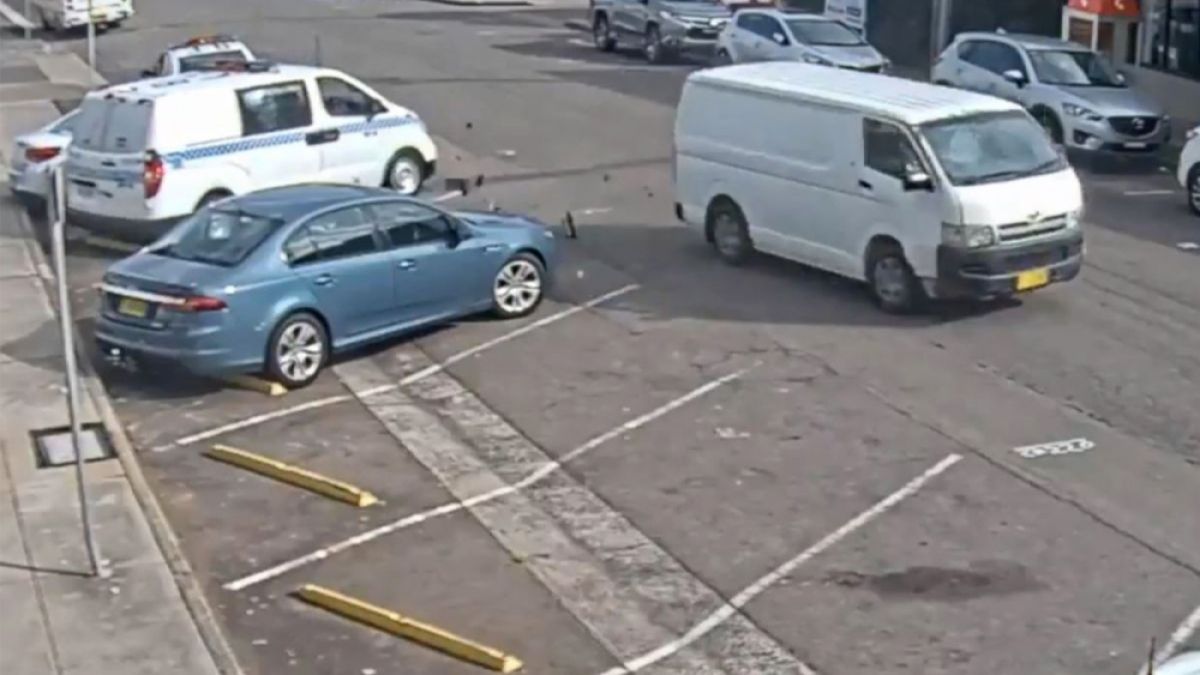 Загубеняк се вряза в патрулка, оказа се, че превозва... ВИДЕО