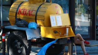 Находчив минувач потуши пожар със струя квас