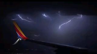 Плашеща красота: пътник на самолет засне много рядка мълния (ВИДЕО)
