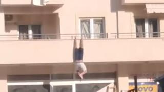 Вижте как спипан на калъп от съпруга виси от тераса! (ВИДЕО)