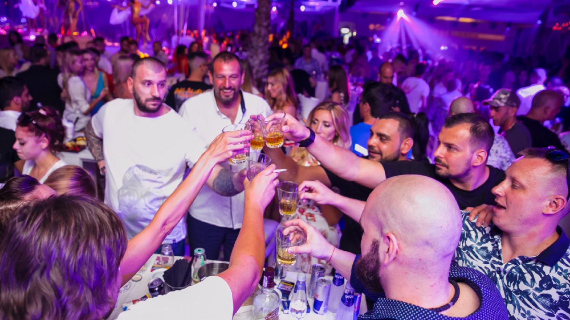 Наша риалити звезда поля с литри алкохол появата на... 