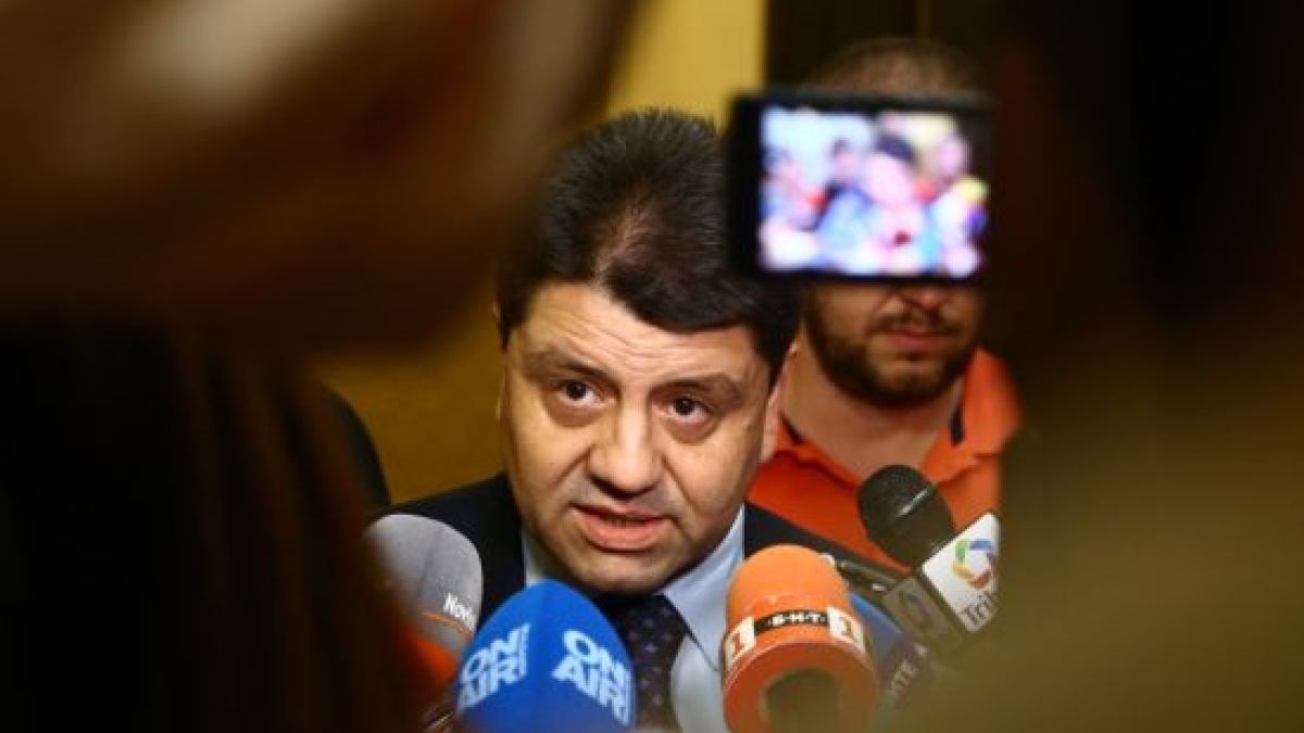 Депутат от ГЕРБ обясни трябва ли хакнатите българи да си сменят личните карти  