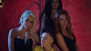 Спипаха сина на Софи Маринова да се натиска с три каки ВИДЕО 