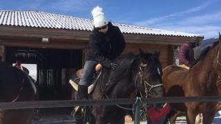Нинова слезе от коня и яхна... Уникална СНИМКА