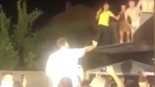 Фолкаджийка върху багер: Искам момчета, които пият ракия и стрелят! (ВИДЕО)