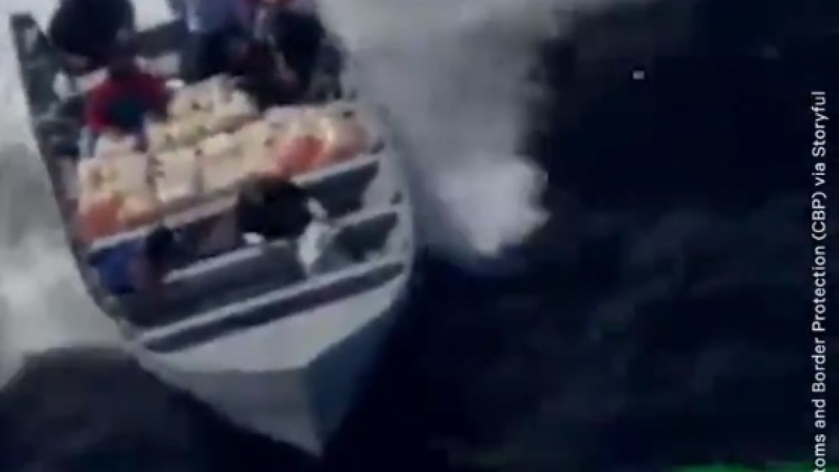 Американската брегова охрана спипа чудовищно количество кокаин в океана ВИДЕО