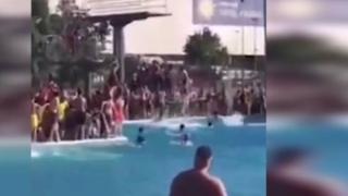 Негри-имигранти сътвориха истински ад в басейн в Дюселдорф ВИДЕО