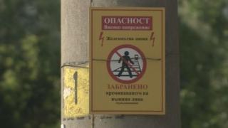 Абсурд! Пешеходна пътека тръгва от пазара и завършва на релсите
