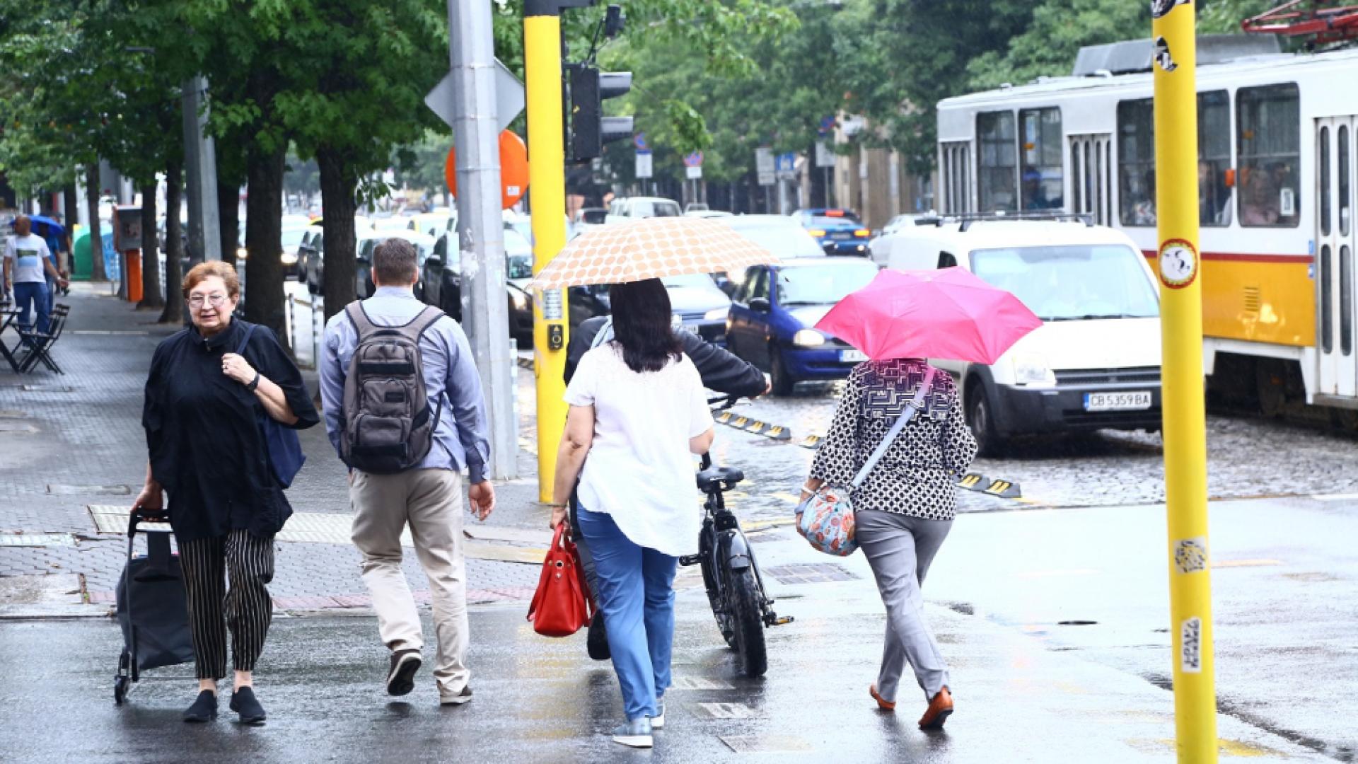 Синоптиците казаха къде първо в България ще започнат валежи
