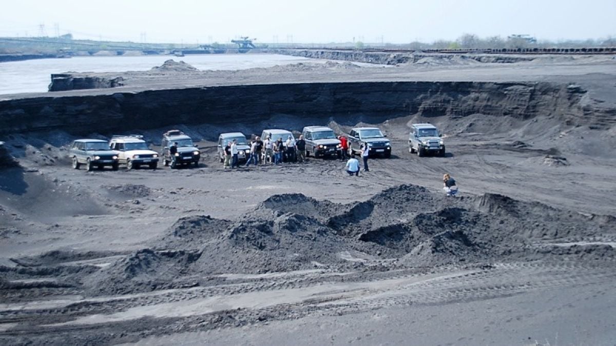 "Брикел" и Гълъбово с екшън план за справяне с ветровете, носещи прах от черното езеро