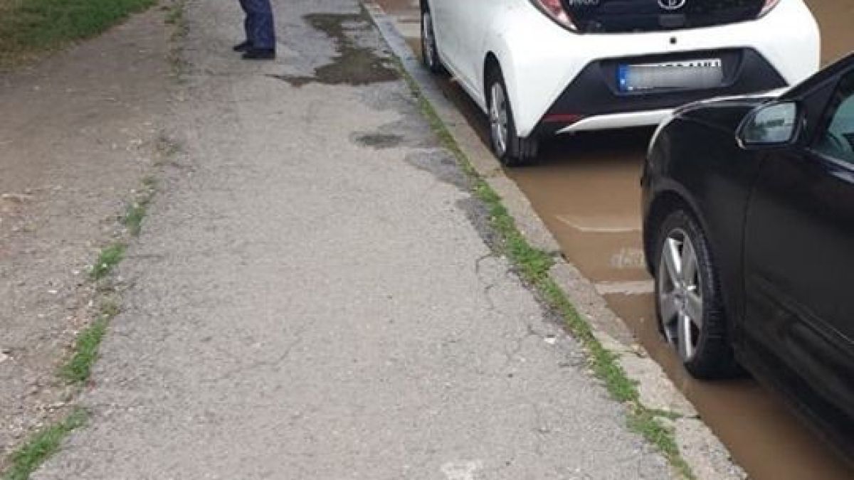 Само в БЛИЦ: Столична улица се превърна в кална река СНИМКА
