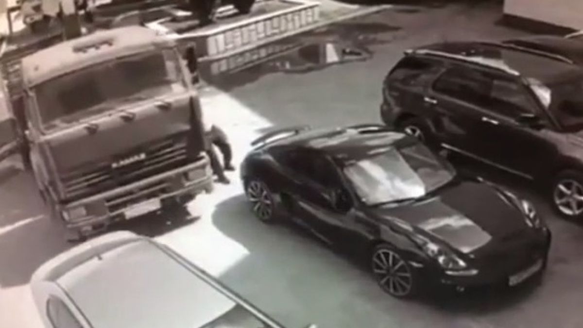 Богатир: Мъж спря с ръце камион, летящ към паркирано "Порше" ВИДЕО