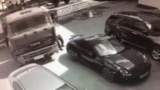 Богатир: Мъж спря с ръце камион, летящ към паркирано "Порше" ВИДЕО