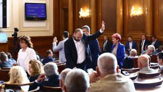 Няма скрито-покрито: Ето как и къде почиват родните министри и политици