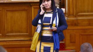 Караянчева отговори на президента Радев