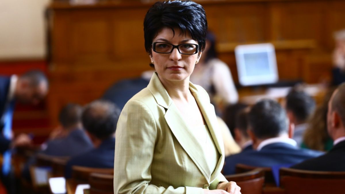 Атанасова изригна заради Нинова и Дариткова: Някой носеше ли бесилка?
