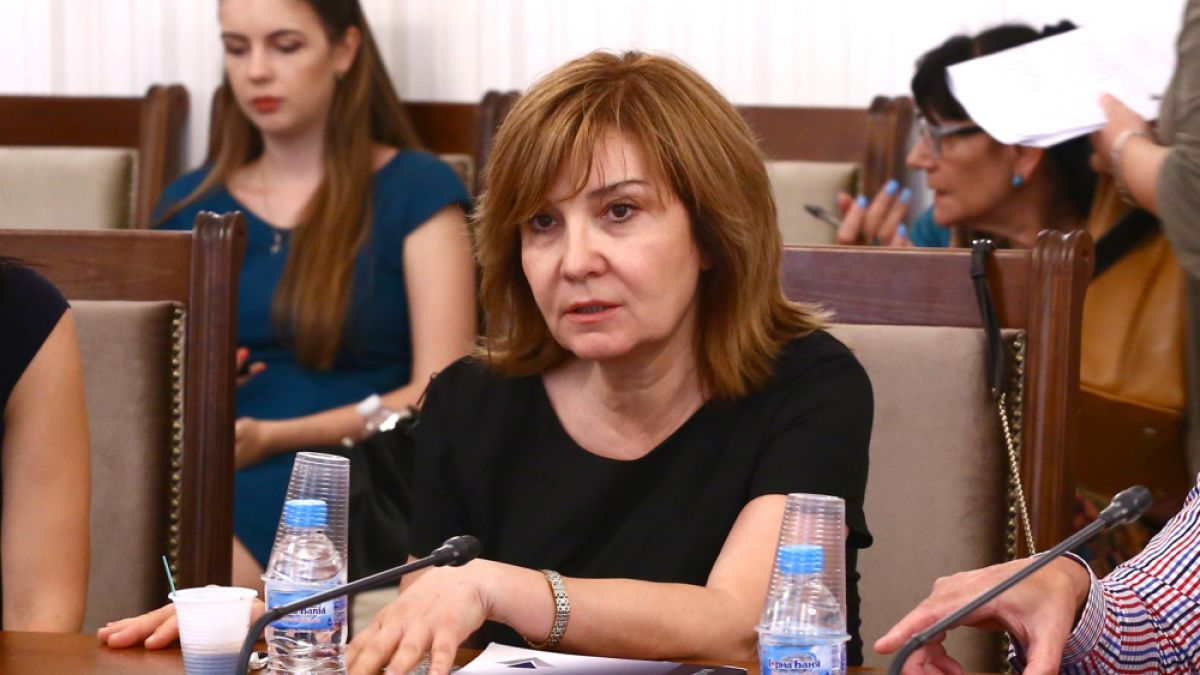 Шефката на НАП вече ще се подписва под по-голяма заплата 
