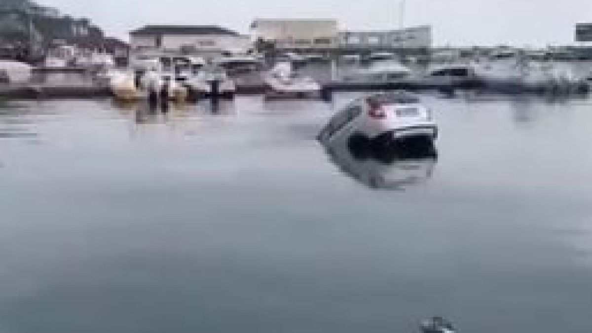 Руснак влезе в кръчма в Свети Влас, а колата му цопна в морето ВИДЕО