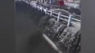 Зловещо: Черна река заля голям град в Китай ВИДЕО