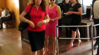 Банева в ярка цикламена рокля над коляното се появи в... (СНИМКА)