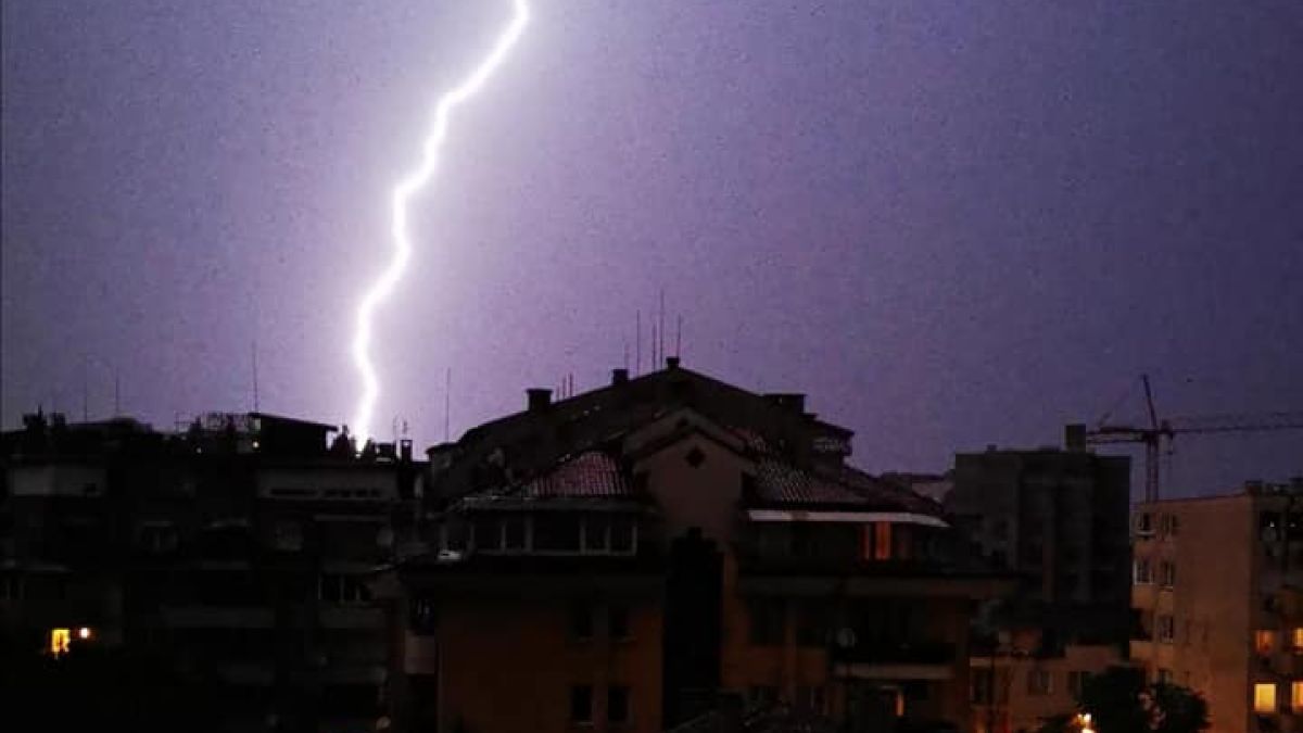 Зрелищно ВИДЕО от страховитата буря тази нощ над София