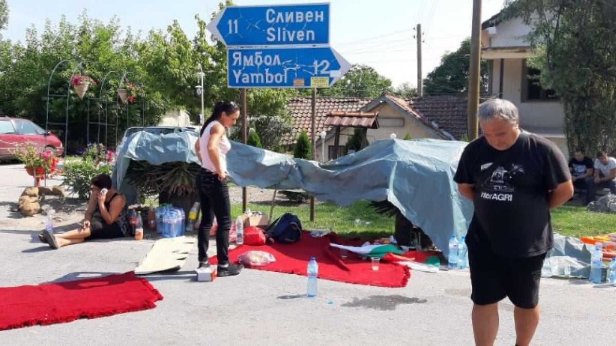 Над 40 часа е затворен пътят Ямбол - Сливен от протестиращи свиневъди СНИМКИ