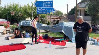 Над 40 часа е затворен пътят Ямбол - Сливен от протестиращи свиневъди СНИМКИ