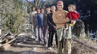Индийка е омъжена за петима братя. Всички правят секс и тя не знае кой е бащата на детето й