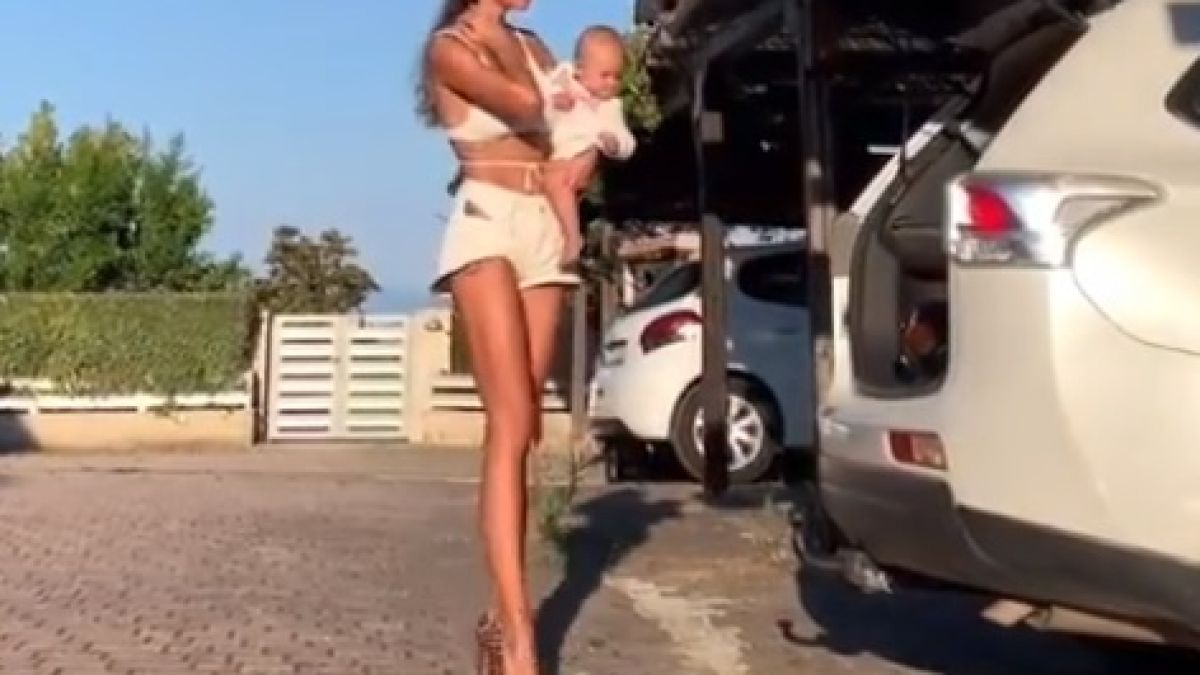 Мъжете се изпотяват, когато видят какво прави тази секси майка ВИДЕО