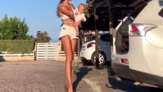 Мъжете се изпотяват, когато видят какво прави тази секси майка ВИДЕО