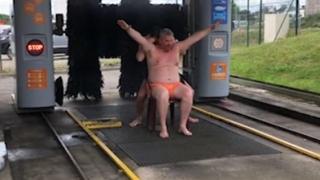 Идиоти решиха да се изкъпят с автомивка ВИДЕО