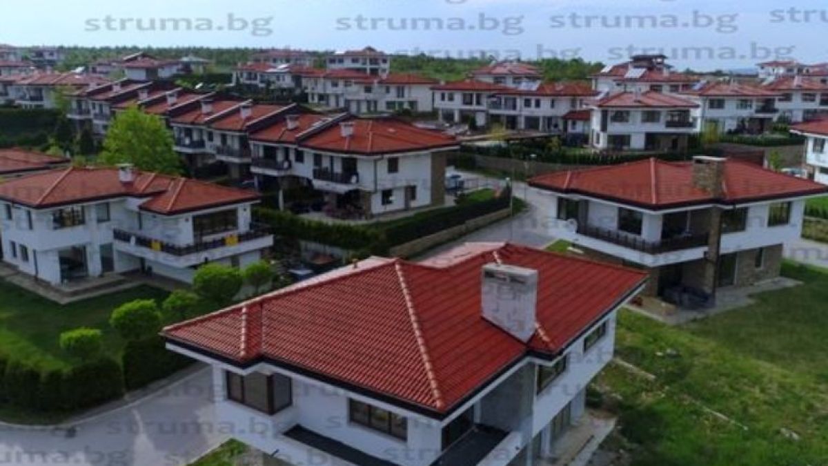 ЧСИ разпродава имоти в тузарското селище, обитавано от Слави Трифонов